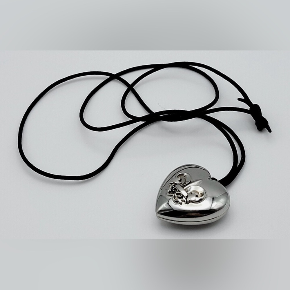 Avon Outspoken By Fergie Solid Perfume Fleur De Lis Heart Pendant Cord circa2010 - Picture 2 of 3
